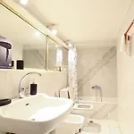 Spacious View Of Square דירה *