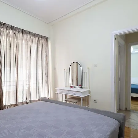 Spacious View Of Square Apartment *