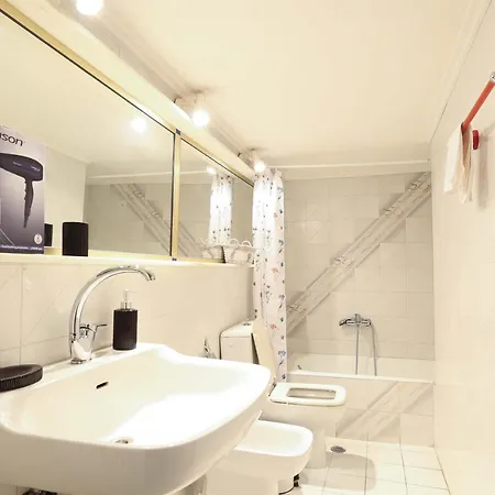 Spacious View Of Square Apartment *